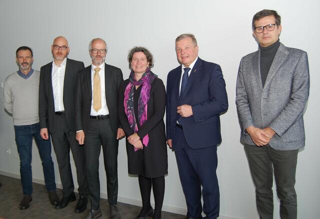 Stellvertretender Sanitätsdirektor Dr. Pierpaolo Bertoli, Prof. a.c. Priv.-Doz. Dr. Michael Mian, geschäftsführender Primar des Dienstes für Innovation, Forschung und Lehre, SABES Generaldirektor Dr. Florian Zerzer, Rektorin Prof. Dr. habil. Sandra Ückert, Vizerektor Univ.-Prof. Dr. Bernhard Tilg, Dr. Franco Finato | Foto: UMIT