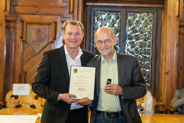 Max Gramberger erhält das Große Ehrenzeichen der Stadt Ried, überreicht von Bernhard Zwielehner. | Foto: Stadtamt Ried