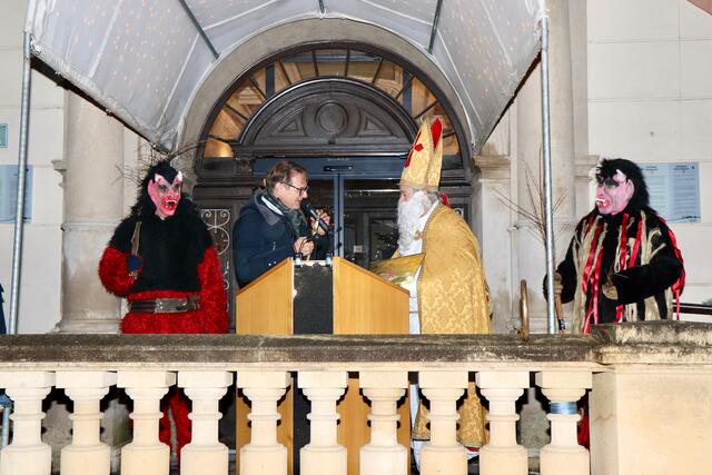 Bgm. Marcus Martschitsch überreichten den Stadtschlüssel an Bischof Nikolaus.