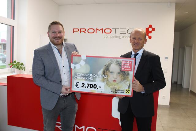 Michael Benninger, Geschäftsführer von Promotech, übergibt an Gerhard Pichlmair, Geschäftsstellenleiter der BezirksRundSchau Braunau, den Spendenscheck. | Foto: Ebner