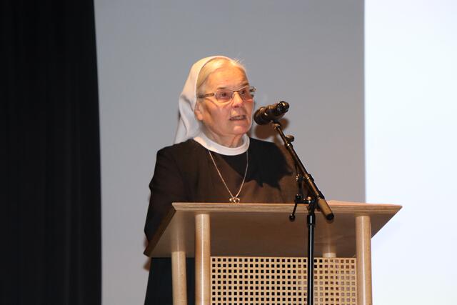 Generaloberin Sr. Maria Gerlinde Kätzler bedankte sich beim Team des Betriebskindergartens für den wertvollen und herzlichen Einsatz in den letzten zehn Jahren. | Foto: Othmar Kolp