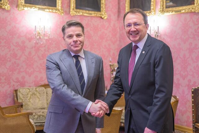 Der Botschafter der Republik Slowenien Aleksander Geržina und Bürgermeister Matthias Stadler sprachen bei ihrem Treffen über Sport, die Corona-Pandemie und die aktuelle Energiekrise.  | Foto: Arman Kalteis