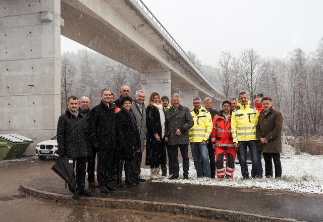 Die Krummbachbrücke wurde in Anwesenheit von zahlreichen Politikern und den Verantwortlichen für den Verkehr freigegeben. | Foto:  Land Steiermark/Resch