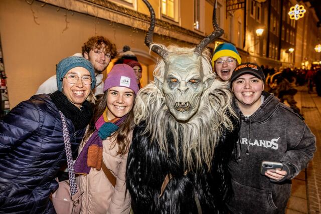 Ein Selfie mit einem "Kramperl" - das war beim Krampuslauf in der Linzergasse möglich.  | Foto: wildbild
