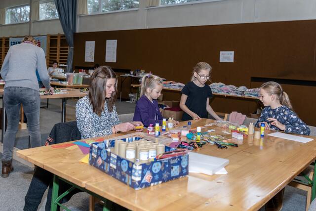 Auch die Kinder basteln fleißig und sind mit Begeisterung dabei. | Foto: Foto: Verein Nähen mit Herz