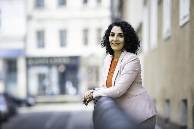 Die Zusammenarbeit mit Bezirksvorsteherin Saya Ahmad (SPÖ) möchte Momo Kreutz weiterhin konstruktiv anlegen . | Foto: Astrid Knie