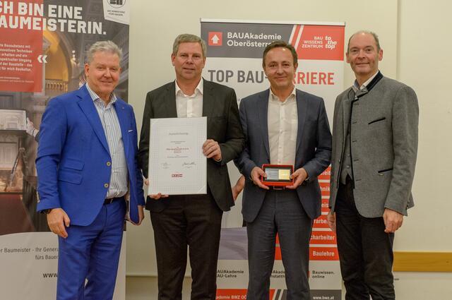 Landesinnungsmeister Norbert Hartl (links) und Innungsgeschäftsführer Markus Hofer (rechts) gratulierten Peter Urban und Thomas Ennsberger von PEM Buildings. | Foto: David Katouly/cityfoto