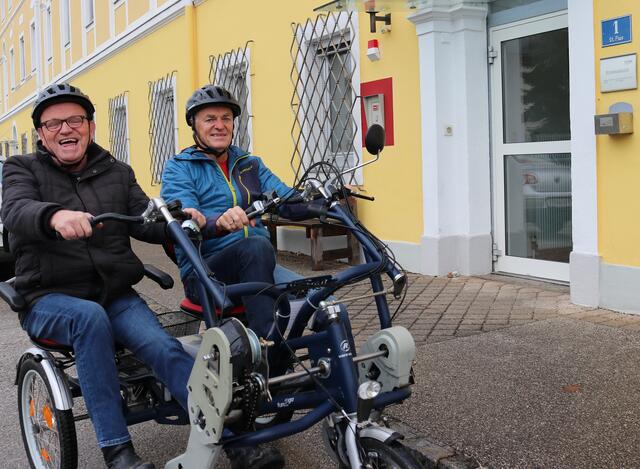 Leo Gfellner (rechts) sorgt im Alltag für Bewegung. Das Tandem-Zweirad bietet dafür eine gute Möglichkeit. Bewohner Gottfried Pührerfellner taugt’s. | Foto: Caritas OÖ/Maria Knapp
