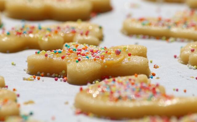 Die Weihnachtskekse können nach Belieben dekoriert werden.