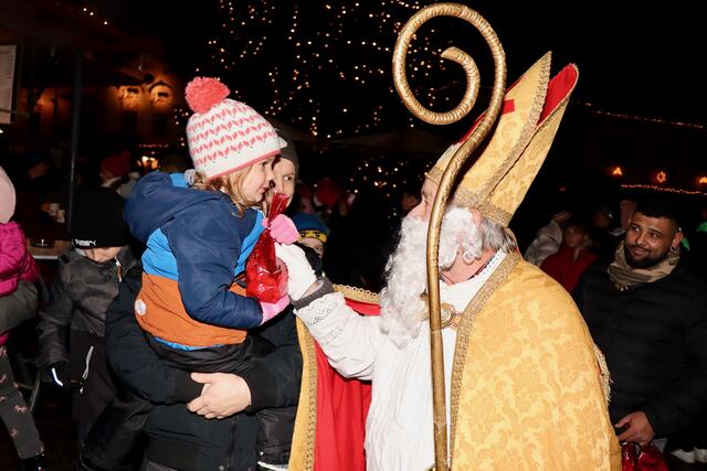 Der Heilige Nikolaus verteilte die Päckchen an die Kinder.