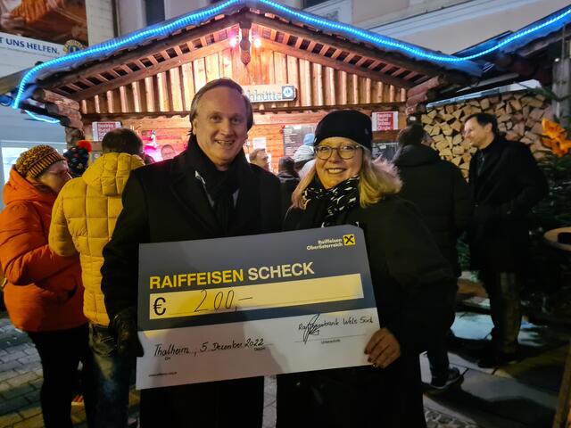 Spende für Dante: Peter Pfob von der Reiffeisenbank Wels-Süd überreicht einen Scheck an Susanne Traxler, Geschäftsstellenleitung der BezirksRundSchau Wels. | Foto: BRS