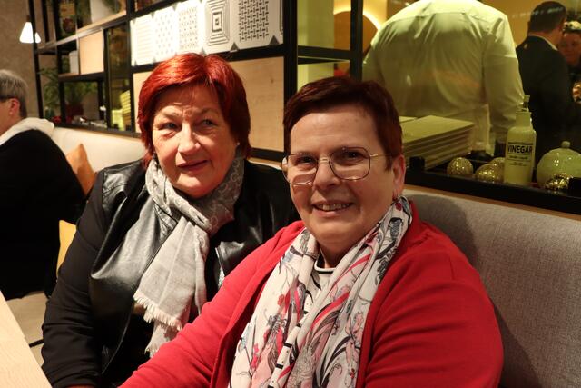 Die jahrelangen Freundinnen Luise Gutdeutsch und Emmi Naglreiter freuen sich mit dem Inhaber.