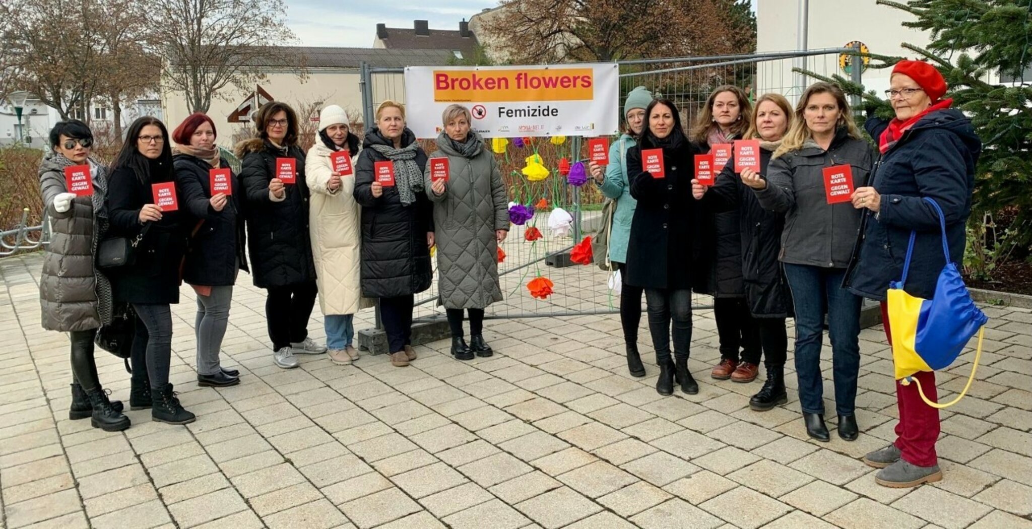 Rathaus Mattersburg "Broken flowers" zu 16 Tagen gegen Gewalt an