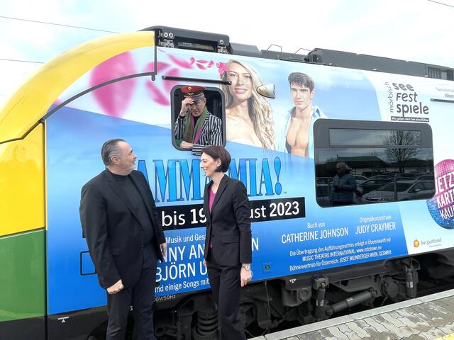 LH Hans Peter Doskozil, Generalintendant Alfons Haider und Hana Dellemann präsentierten des „Mamma-Mia-Express“.  | Foto: Uchann