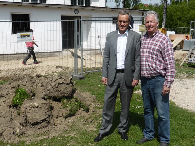 Ehemaliger Bürgermeister von Bad Schallerbach Gerhard Baumgartner und Roland Nickmann beim Start des Umbaus 2014.  | Foto: Gemeinde Bad Schallerbach