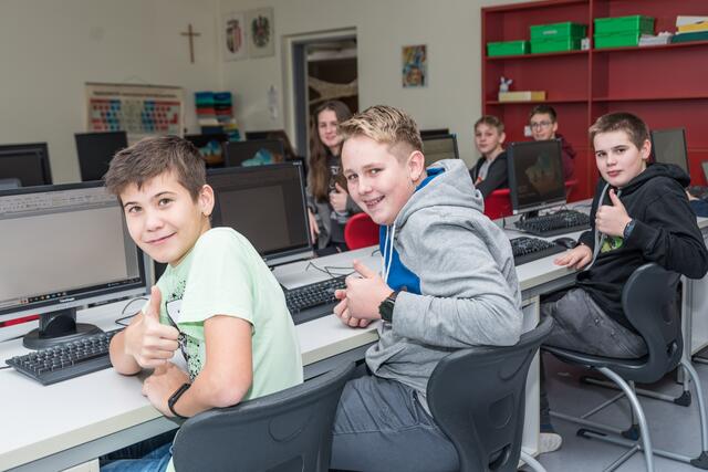 Die Schüler nutzen gerne die Möglichkeit den Europäischen Computerführerschein zu erwerben und entscheidende EDV-Grundkenntnisse zu lernen. | Foto: Alfred Hofer
