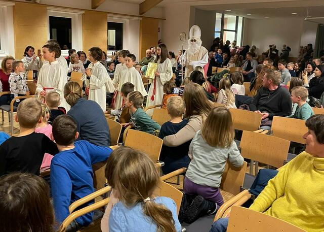 Als abschließendes Highlight zog der Nikolaus mit seinen Ministranten ein. | Foto: privat