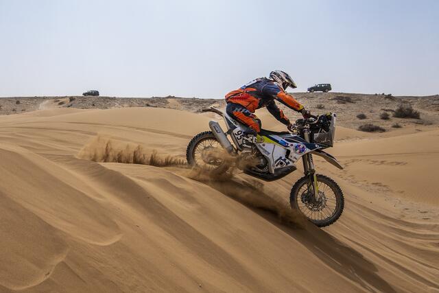 Auf dem Vehikel durch die Sanddünen. In Marokko hat der Gailtaler einen Vorgeschmack auf die Rally Dakar und die Wüste in Saudi Arabien bekommen. | Foto: Rallyzone