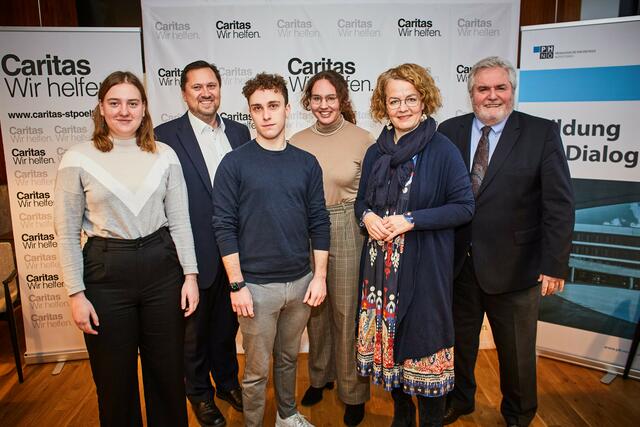 Katja (Peerbegleiterin), Hannes Ziselsberger (Caritasdirektor der Diözese St. Pölten), Samuel (Peerbegleiter), 
Susanne Schmalwieser (Projektmitarbeiterin der Karl Landsteiner Privatuniversität), Christiane Teschl-Hofmeister (Landesrätin für Bildung, Familie und Soziales),
Univ.-Prof. HR MMag. DDr Erwin Rauscher (Rektor der Pädagogischen Hochschule Niederösterreich)  | Foto: Franz Gleiss