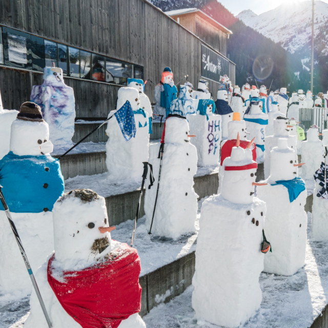 Eine charmante Charity-Aktion rund um die Arlberg Kandahar Rennen in St. Anton am Arlberg animiert Schulklassen und Vereine zum Schneemannbauen. | Foto: TVB St. Anton am Arlberg/Patrick Bätz