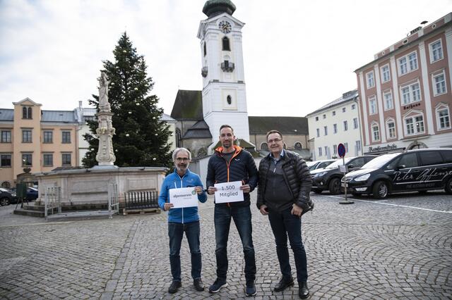 Von links: Martin Reindl (Obmann-Stellvertreter, Alpenverein Freistadt), Robert Wizani und Gerhard Kutschera (Obmann, Alpenverein Freistadt). | Foto: Alpenverein Freistadt