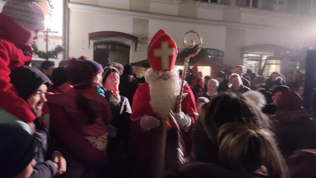 Der Nikolaus zwischen all den Kindern und deren Eltern | Foto: Günther Koch