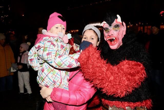 Keine Angst: Kinderfreundliche Krampusse am Hartberger Hauptplatz.