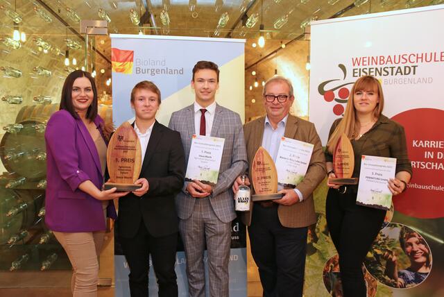 Landeshauptmann-Stellvertreterin Astrid Eisenkopf mit den Gewinnern des Bio-Innovationspreises 2022: Sebastian Anderseka und Josua Marth (1. Preis für „Agriculture Observation System“), Günter Ringhofer (2. Preis für „Bio-BROT-BRAND mit dem Namen ALTES BROT"), Katrin Zeleny von PANNATURA (3. Preis für „Pannatura Journal für Kids“)
 | Foto: LMS
