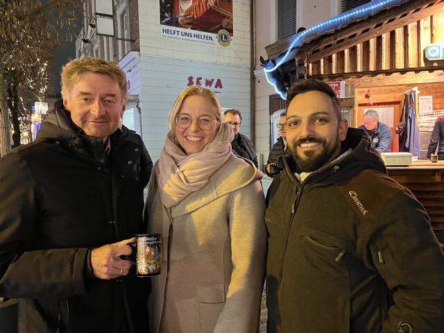 Vizebürgermeister Gerhard Kroiß, Vizebürgermeisterin Christa Raggl-Mühlberger und Redakteur Philipp Braun. | Foto: BRS