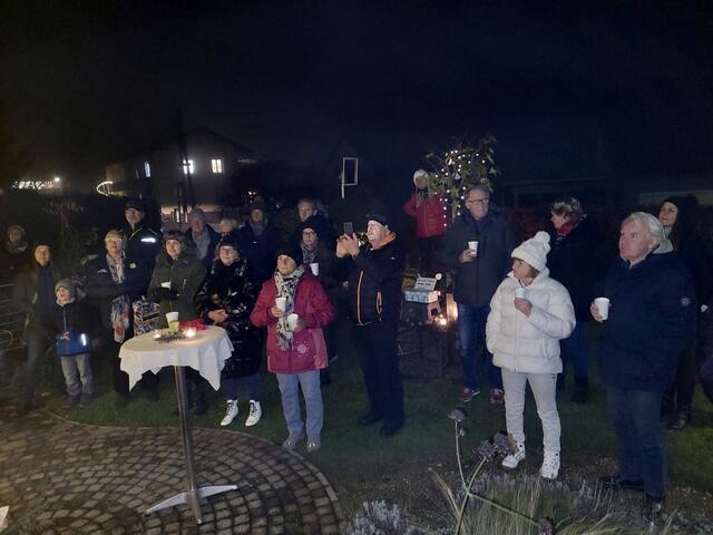 Fenster 6: 
Jedes Mal eine durchdachte Andacht - heute stand der Nikolaus im Mittelpunkt  | Foto: Julius