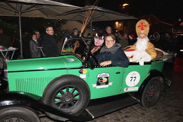 Bgm. Martschitsch chauffierte den Nikolaus auf den Hauptplatz.