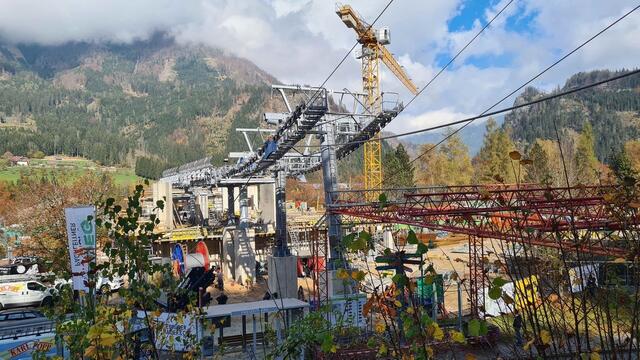 Der Seilzug bei Oberösterreichs größtem Seilbahnprojekt in Hinterstoder ist im Oktober bereits erfolgt, in der Ansicht die neue Talstation. Für 21.12. ist die Fertigstellung geplant.
 | Foto: HIWU