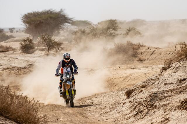 Stets einen kühlen Kopf bewahren: Kurtaj bei der sechstägigen Dünen-, Sand- und Schotterrally in Marokko, südlich des Atlas Gebirges. | Foto: Rallyzone
