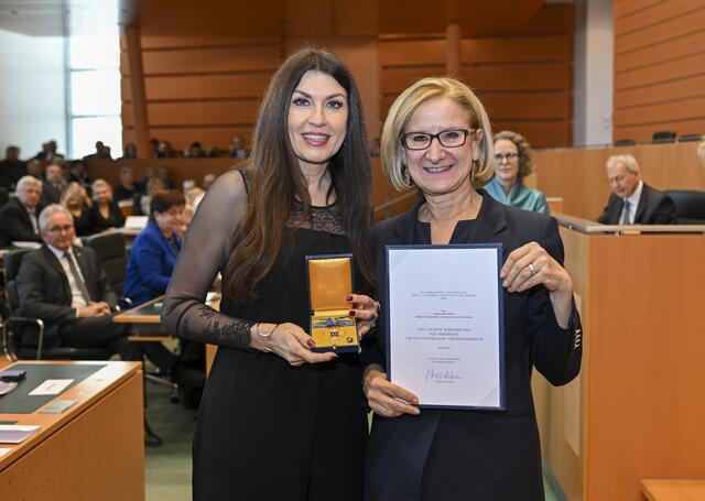 Landeshauptfrau Johanna Mikl-Leitner überreichte das „Goldene Ehrenzeichen für Verdienste um das Bundesland Niederösterreich“ an Monika Ballwein, Sängerin, Songwriterin, Gesangscoach und Chorleiterin. | Foto: NLK Filzwieser