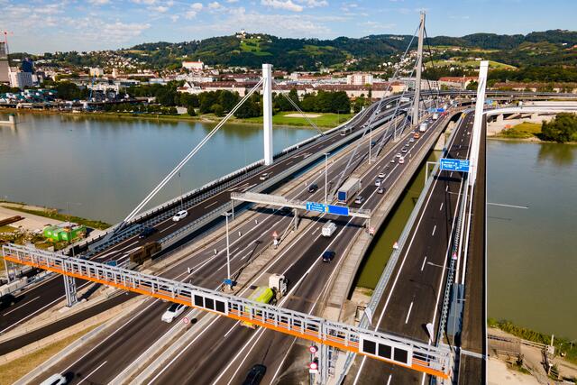 Ein Jahr lang wird der gesamte Verkehr Richtung Süden über die Bypassbrücke geführt. | Foto: Kerschbaummayr/Fotokerschi.at