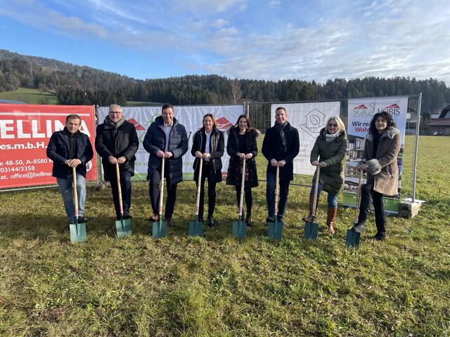 Spatenstichfeier in Bärnbach mit Bürgermeister Jochen Bocksruker (3.v.l.), Architektin Aglaja Reicher (4.v.l.) sowie den Vertreterinnen und Vertretern der SGK und der Firma Bellina | Foto: Schrapf