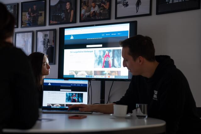 Im Studio in Bruck werden die Vorgespräche geführt, geschnitten und für High-End vorbereitet. | Foto: Ekatharina Paller