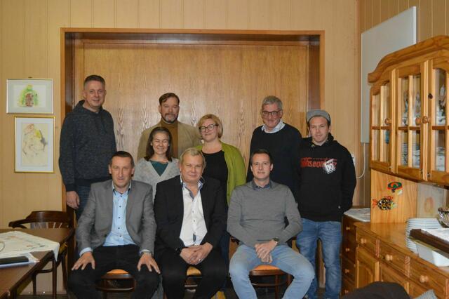 Zum ersten Obmann der FPÖ-Ortsgruppe wurde Josef Fürbass gewählt (vorne Mitte), zu seinen Stellvertretern Harald Gschiel (vorne links) und Thomas Grandits (vorne rechts). | Foto: FPÖ