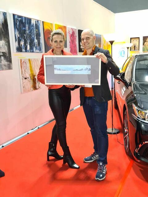 Bild als Spende für Hilfsprojekt. Nadja Schilling und Marcel Hubeli (Lions Club Goldenes Dachl Ibk.). | Foto: privat