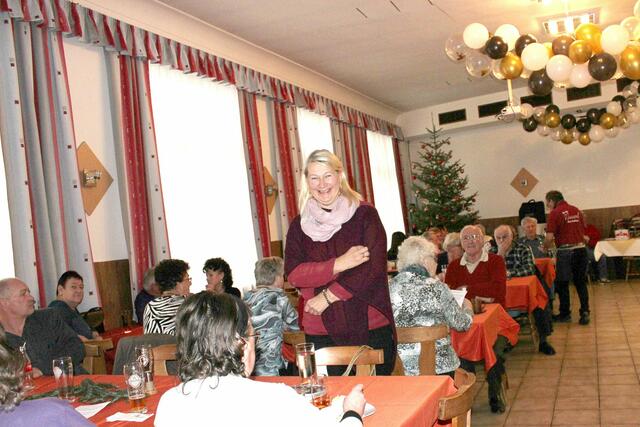 Die Gattin des Stammtischleiters Christine Teufl im Saal kurz vor Beginn. | Foto: J. &amp; M. Rathkolb
