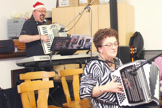 Gemeinsames Musizieren! Links hinten: Leo Teufl, Ingrid Knedelstorfer (Gansbach). | Foto: J. &amp; M. Rathkolb