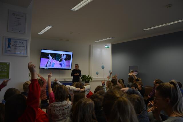 Groß war die Aufregung, bei den rund 150 Kindern, als die Sopranistin zu Besuch kam. | Foto: Violetta Glatz
