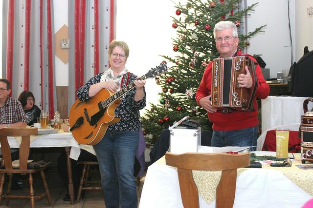 Duo Coni und Sepp Hofbauer kamen extra aus Steyr angereist. Sie haben eine tolle CD aufgenommen und diese zum Verkauf mitgehabt. | Foto: J. &amp; M. Rathkolb