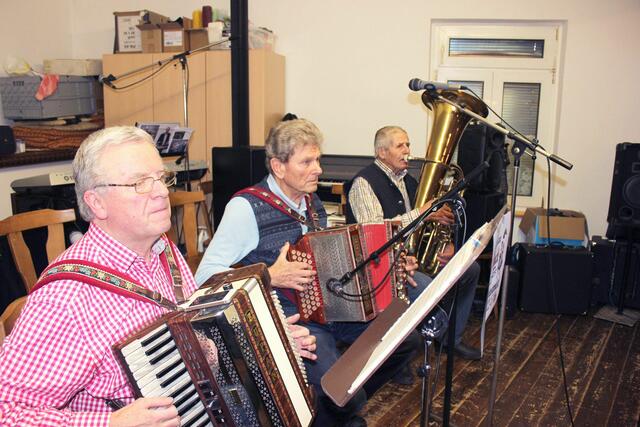 Links: Albert Jerhof (Akkordeon), Alfons Neubauer (Steirische), Hans Katzensteiner (Tuba). | Foto: J. &amp; M. Rathkolb