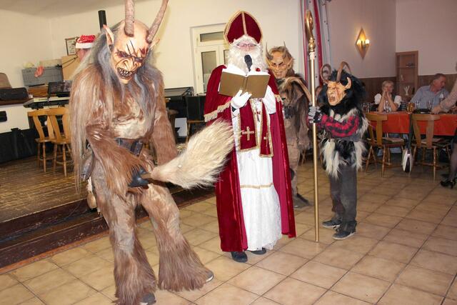 Der Nikolaus (der Wirt des GH Nusserl – Andreas Hausmann) begrüßt die Gäste…!!! | Foto: J. &amp; M. Rathkolb