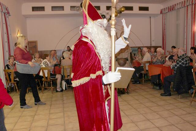 Der Nikolaus verabschiedet sich. Zum nächsten Stammtisch am Neujahrstag am 01.01.2023 wird herzlich eingeladen. Dank gebührt dem Nusserlwirt Nikolaus Andi.H.! | Foto: J. &amp; M. Rathkolb