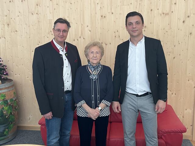 Elfriede Potzmann aus Neuberg beging ihren 85. Geburtstag.  Bürgermeister Thomas Novoszel
und Gemeinderat Alexander Neubauer gratulierten. | Foto: Gemeinde Neuberg