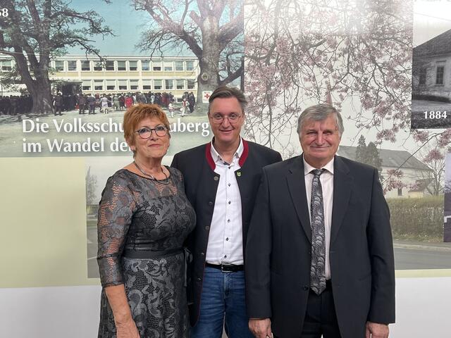 Evelyn und Viktor Knor aus Neuberg feierten im Beisein von Bürgermeister Thomas Novoszel (Mitte) ihre Goldene Hochzeit. | Foto: Gemeinde Neuberg