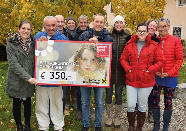 Das Team von Morgentau Biogemüse aus Hofkirchen spendet 350 Euro an das Ennser BezirksRundSchau Christkind. | Foto: Morgentau