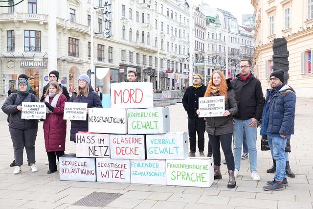 Sprecherinnen und Sprecher der roten Jugendorganisationen traten am Mittwoch geschlossen gegen Gewalt an Frauen auf.  | Foto: Brandl